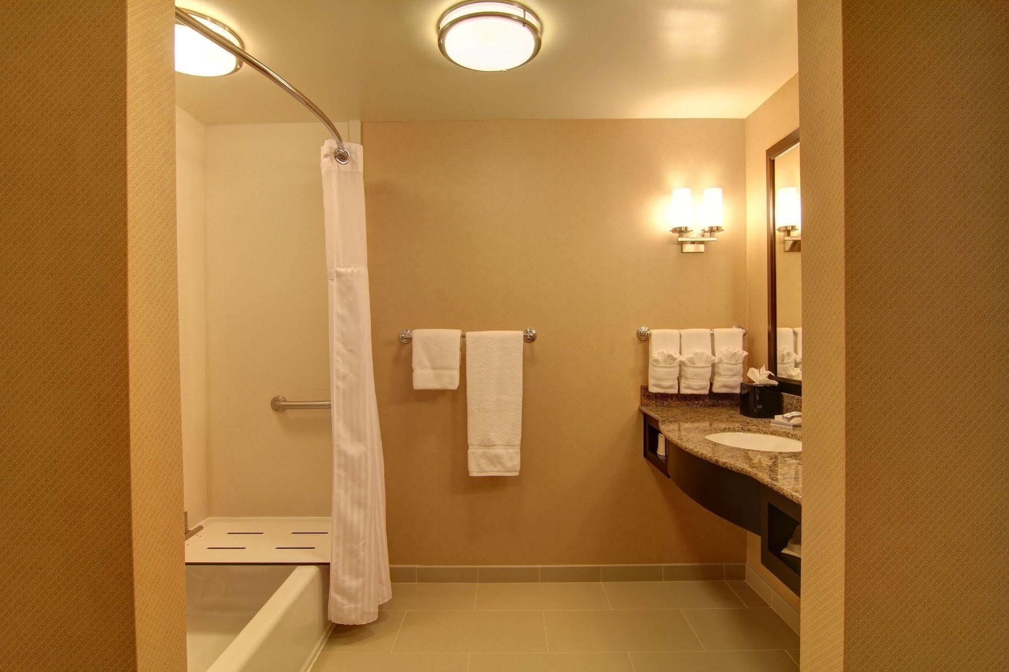 Hilton Garden Inn Woodbridge Exterior foto
