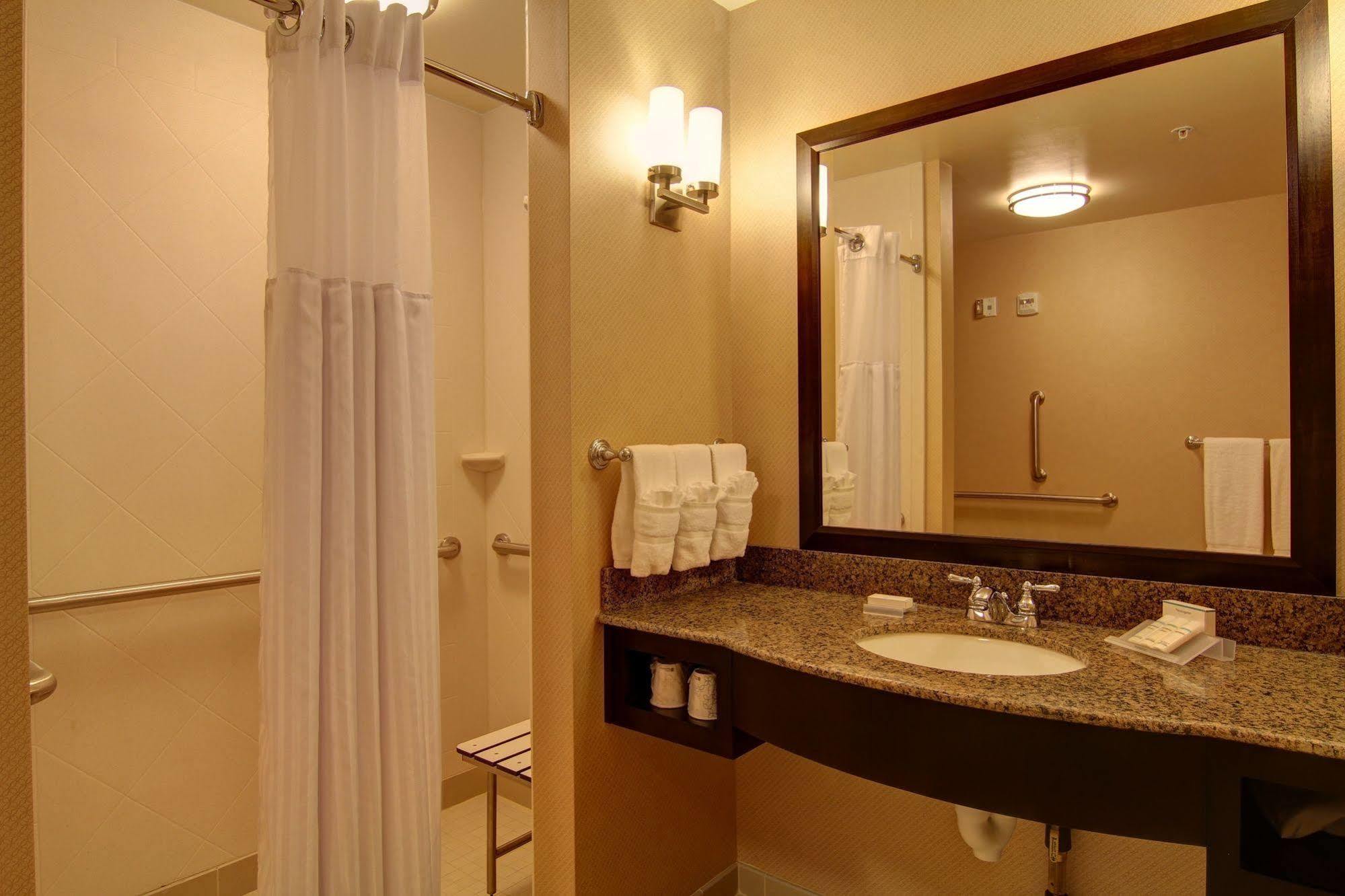 Hilton Garden Inn Woodbridge Exterior foto